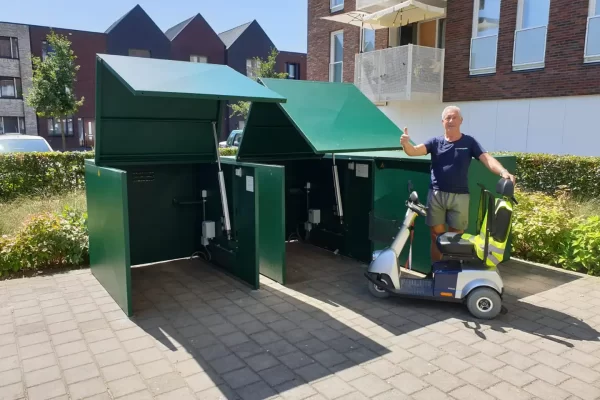 Binnenplaats wooncomplex scootmobielberging