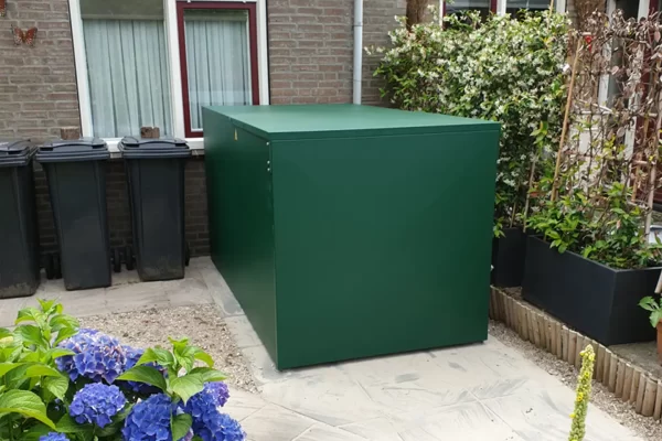 Easyrider stalling bij woning naast containers