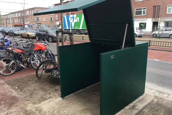 Troittoir naast fietsen scootmobielberging